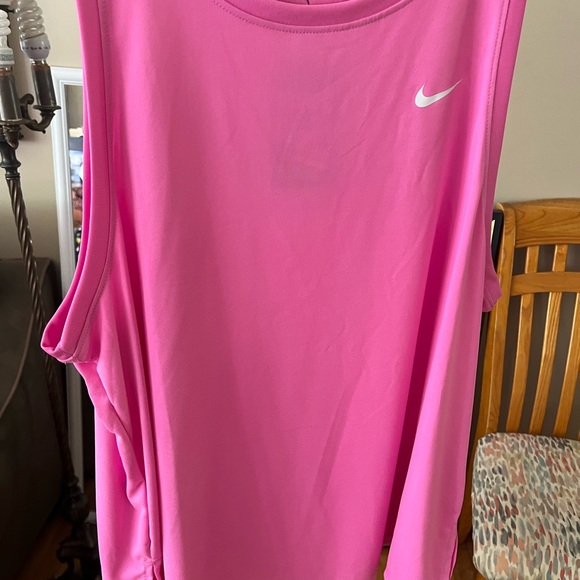 Women’s plus size sleeveless Nike tee - Picture 2 of 10